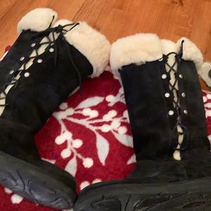 Uggs black size 8 but fits 7.5. Good used